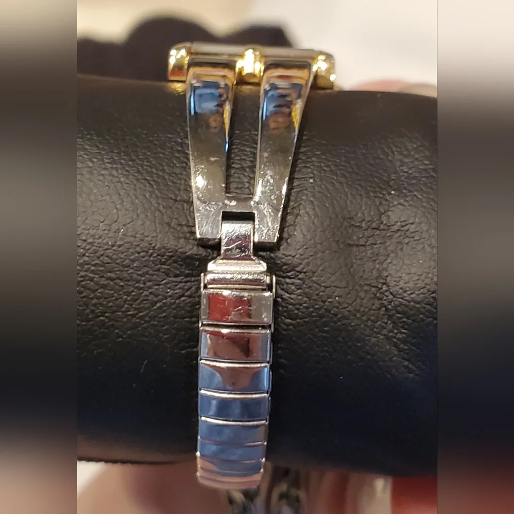 Jaclyn Smith Womans Silver Tone Dial Gold Tone Case Stretch Band‎ Watch 6.5 Inch